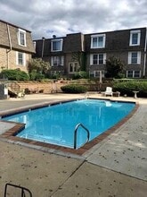 Building Photo - 1120 E 6th St