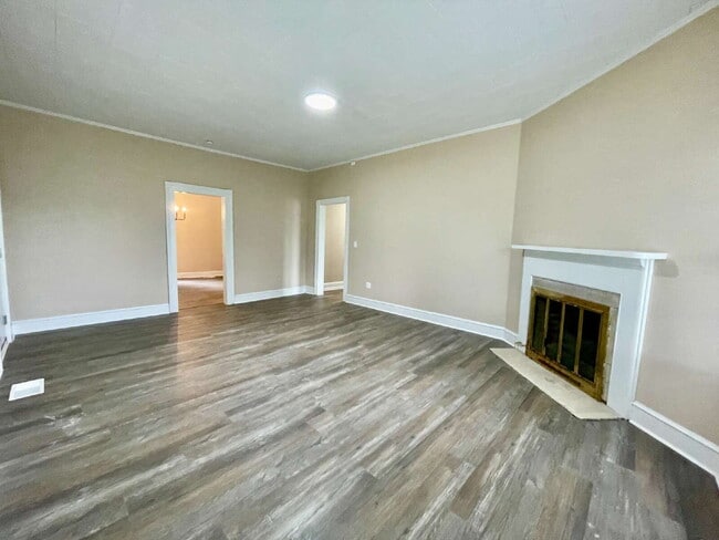Building Photo - Spacious Newly Renovated 4-Bedroom Farmhou...