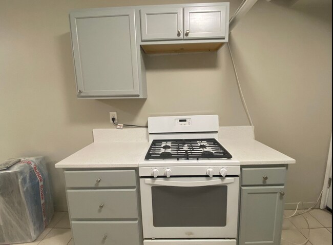 Cooking Stove/Oven - 2639 W Ainslie St