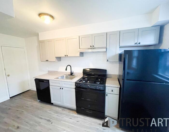 Foto principal - 3 bedroom house in Oxford Circle NorthEast...
