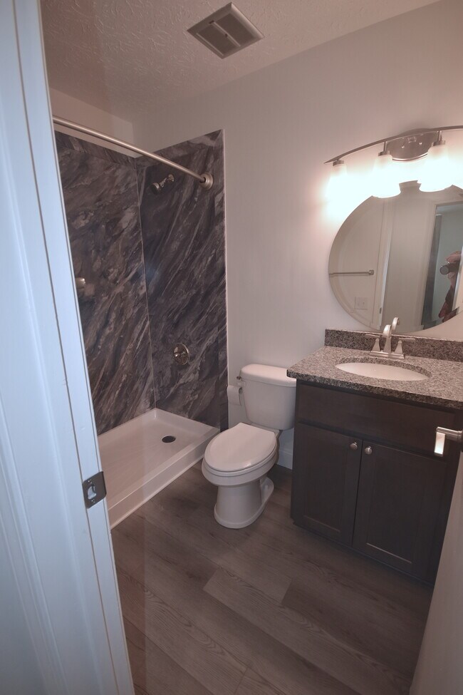2 BD Remodel Bath - Waveland Place Apartments