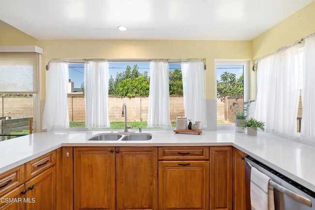 Building Photo - Simi Valley