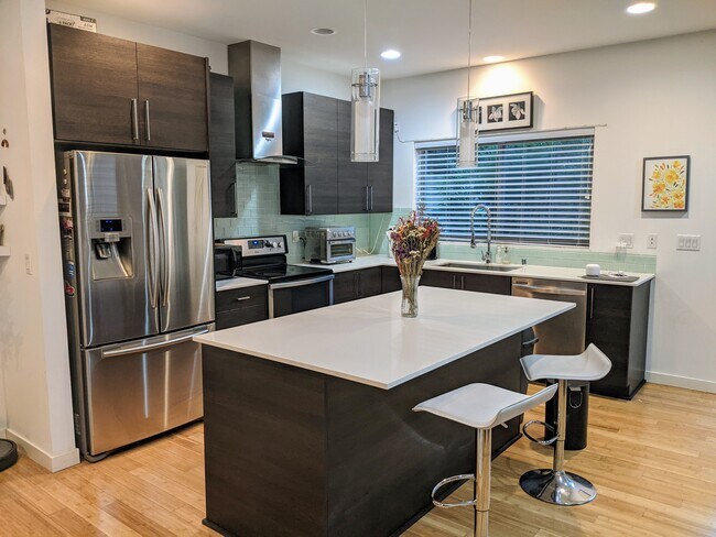 sala de estar, lado de la cocina - 321 21st Ave