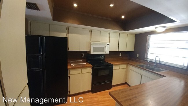 Building Photo - 7911 Shore Bluff Ct