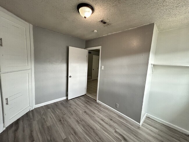 Foto del edificio - Fouplex unit ready to move in in Castle Hill!