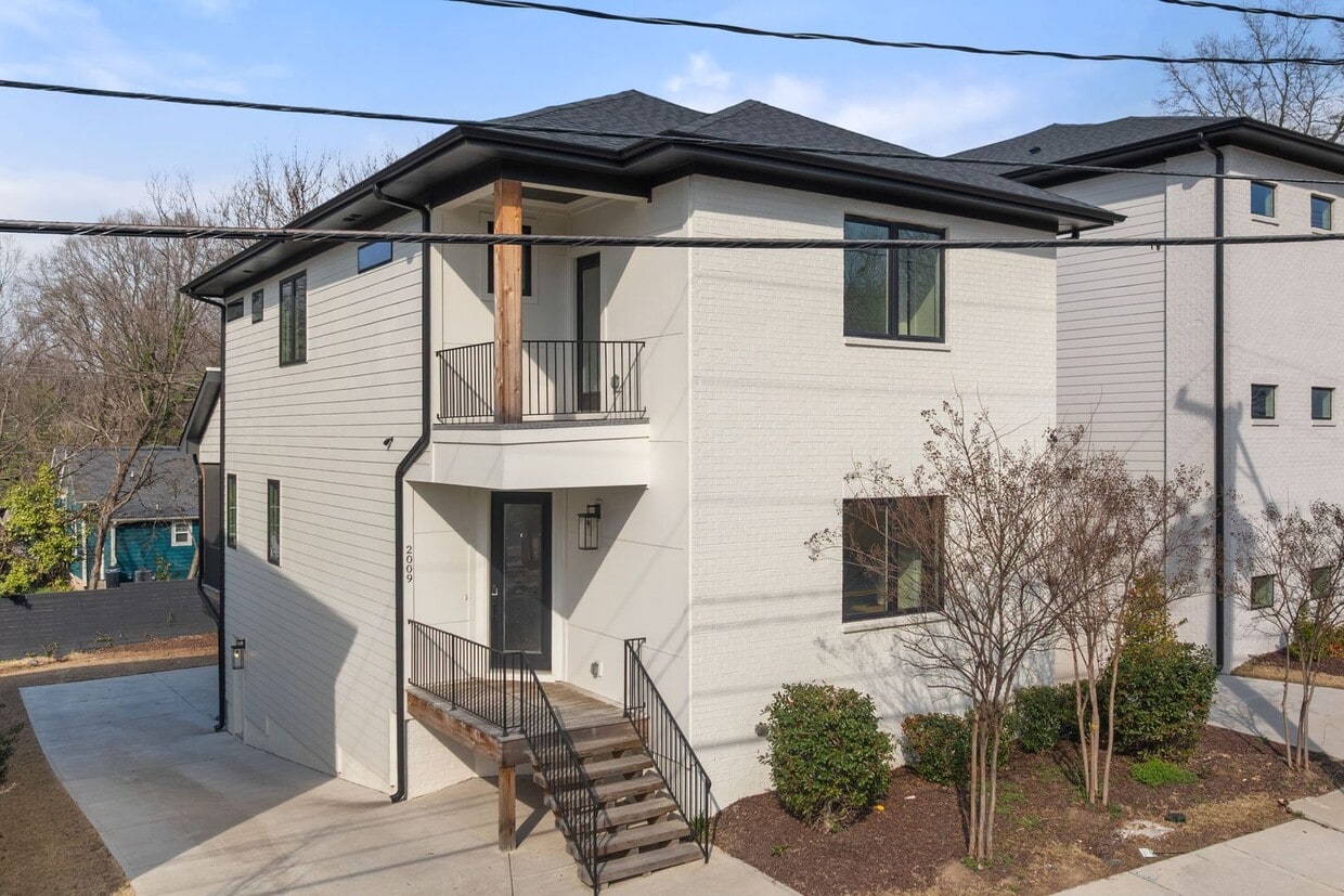 Primary Photo - Modern 4-bedroom, 3 bathroom in the heart ...