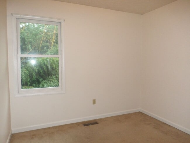 Building Photo - 3 Bedroom 2.5 Bath Townhouse