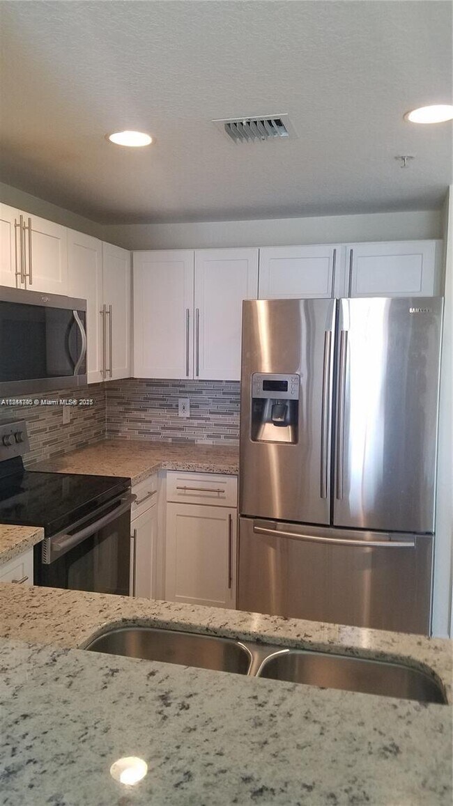 Foto del edificio - 6700 NW 114th Ave