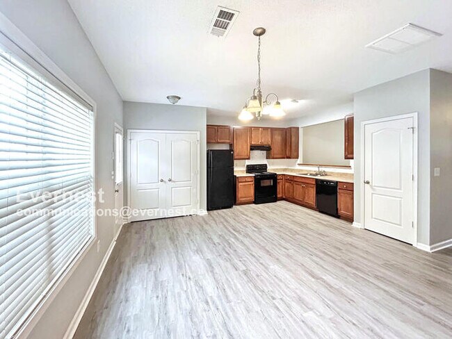 Foto del edificio - 8637 Thomas Ln