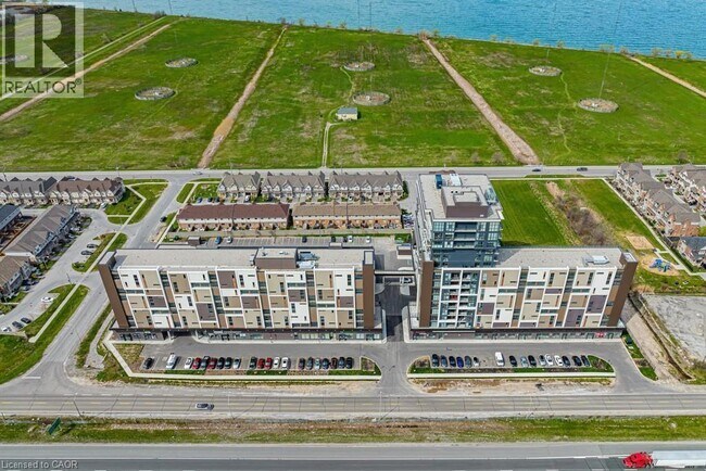 Photo du bâtiment - 550 N Service Rd