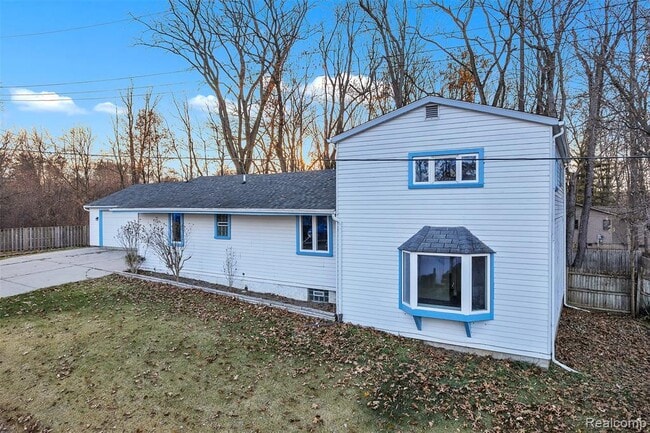 Foto del edificio - 8165 Leonard Dr