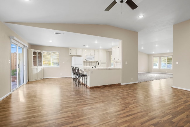 Building Photo - 209 Grapewood Ct