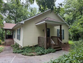 Building Photo - 4 Greenbriar Rd