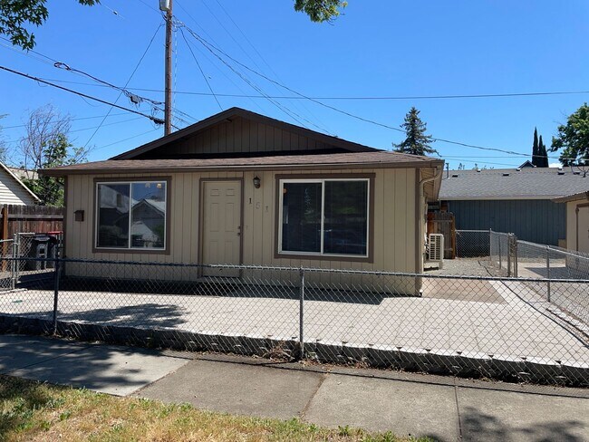 Foto del edificio - Cozy 2 Bedroom 1 Bath w/Fully Fenced Yard