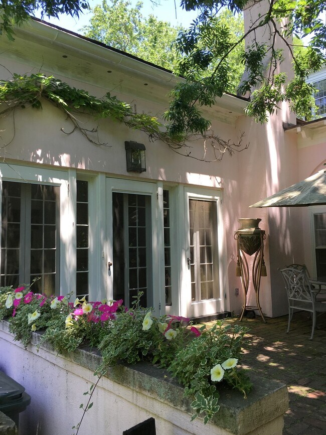 Foto del edificio - Charming Fully Furnished Garden CottageLlo...