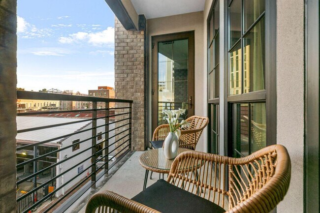 Building Photo - 611 Commerce St