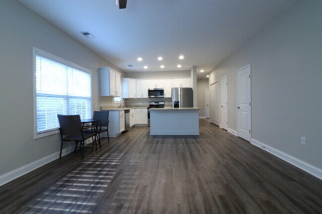 Foto del edificio - 383 E Woodland Dr
