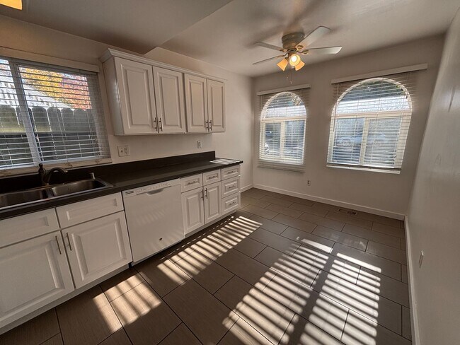 Building Photo - Cute Midtown Unit!