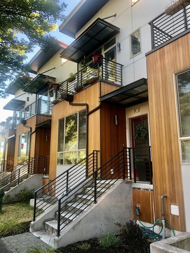 Foto principal - 2bd/3.5ba Seattle Townhouse