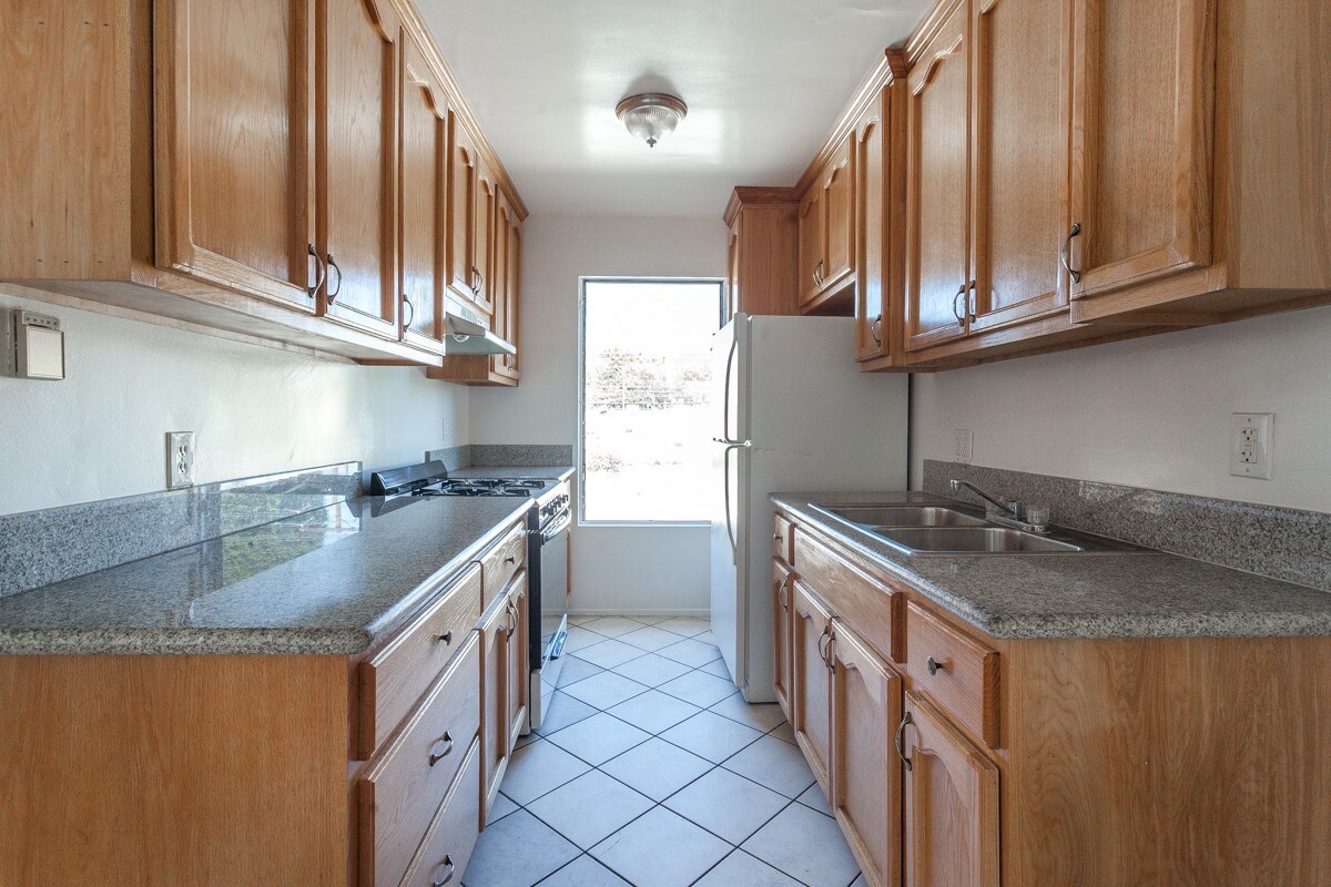 Primary Photo - 1043 N Curson Ave