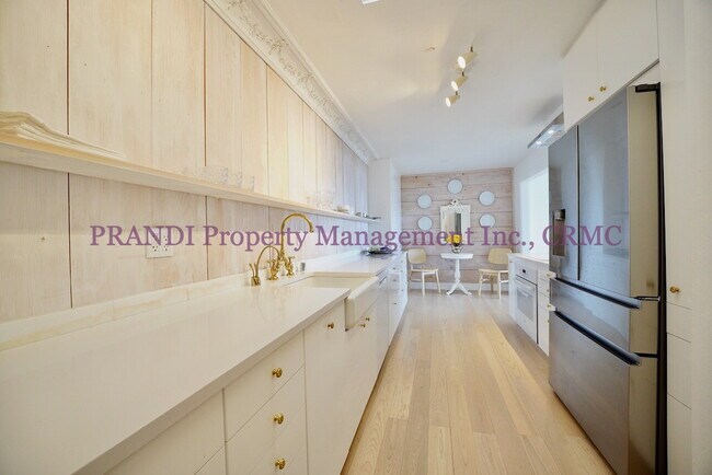 Foto del edificio - Bright Penthouse Style Condo With World Cl...