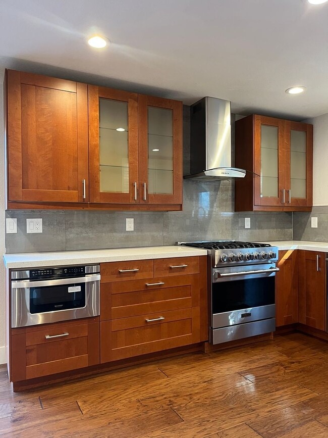 Building Photo - Modern Living Steps from Downtown Mountain View Shopping & Dining!