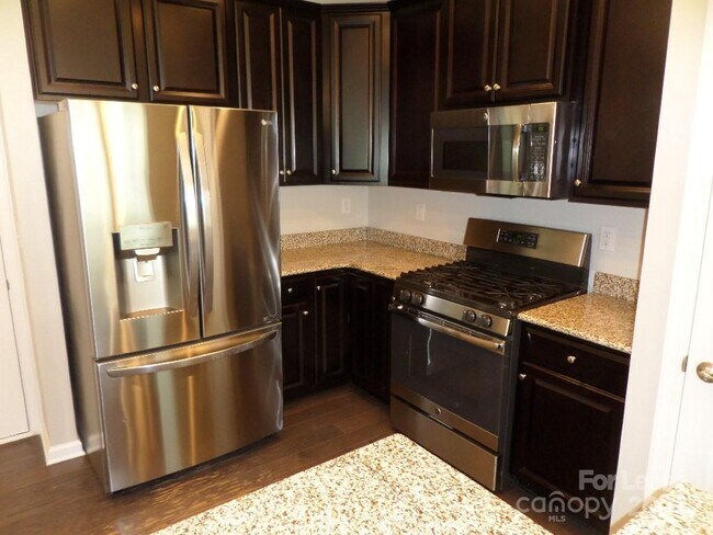 Foto del edificio - 1614 Fleetwood Dr