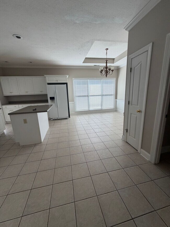 Building Photo - Live in Luxury!