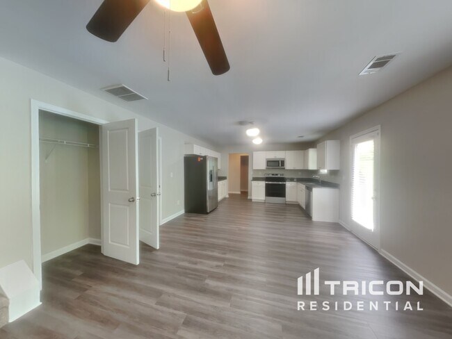 Foto del edificio - 325 Nutwood Trce