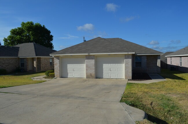 Foto del edificio - 928 Rosewood Dr