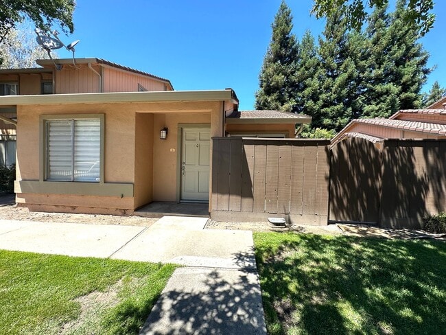 Building Photo - Conveniently located condo in Modesto