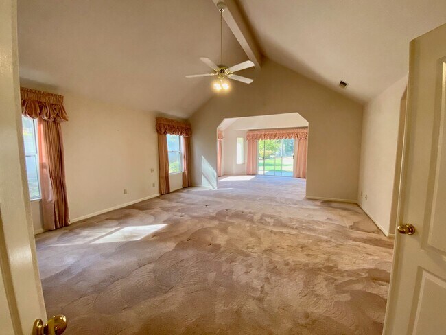 Building Photo - $3,800 West Fresno 5 Bedroom Home with Sol...