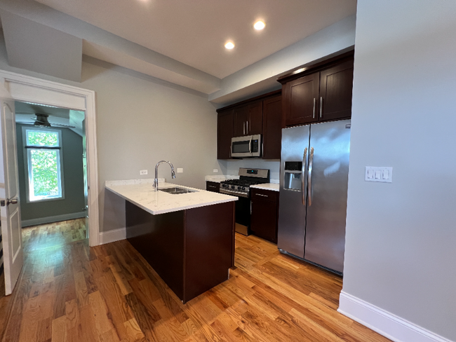 Foto del edificio - 3533 W Armitage Ave
