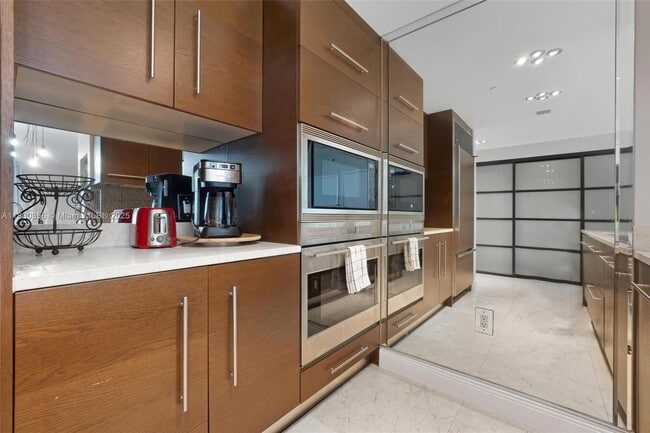 Building Photo - 485 Brickell Ave