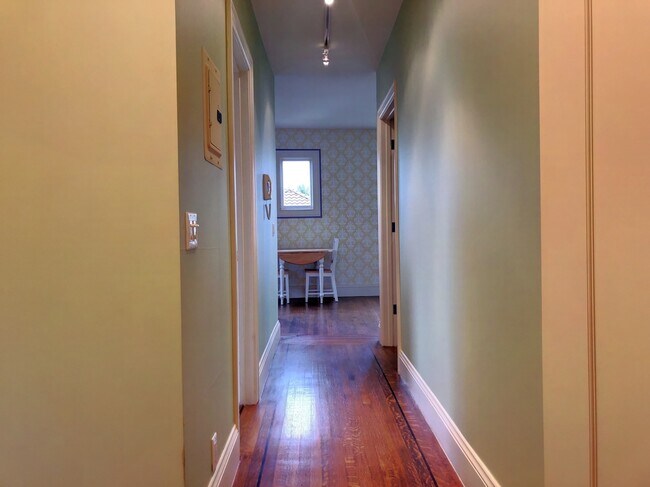 Building Photo - Charming 1 Bed, 1 Bath Cole Valley Condo -...