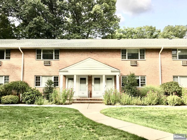 Primary Photo - 705 Washington Dr