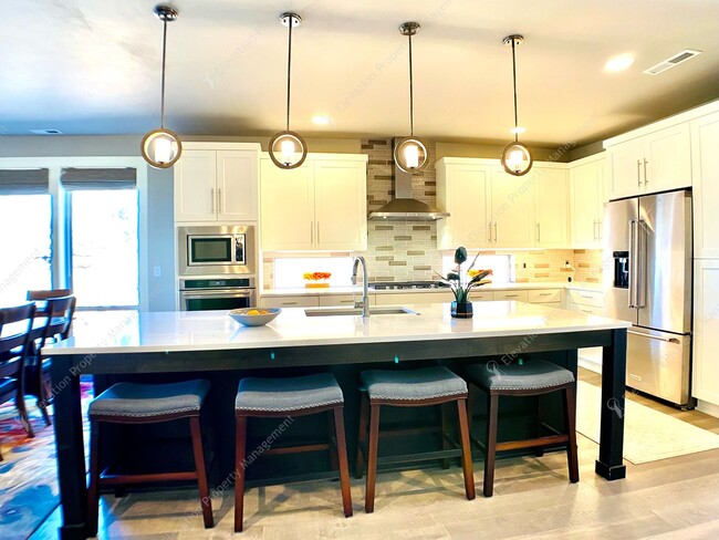 Building Photo - *UNFURNISHED* Luxury 3BR - 3.5 BA Deschute...