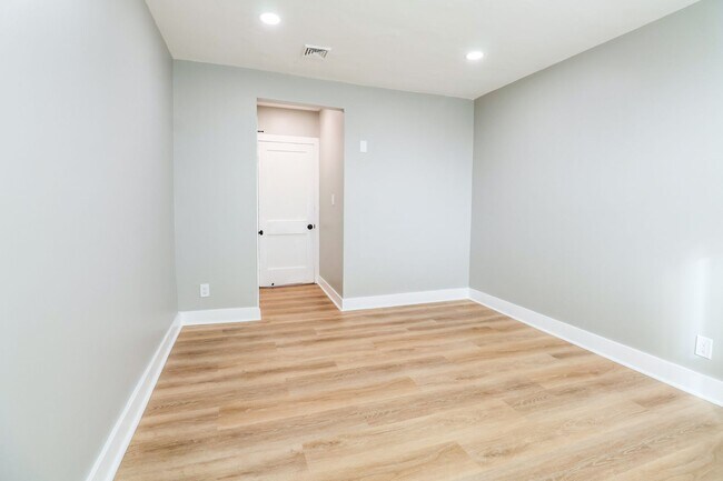 Foto del edificio - 5548 Woodland Ave