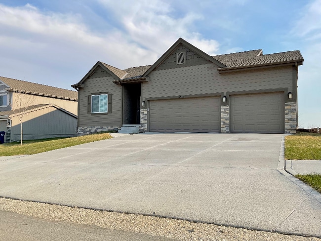 Building Photo - 1909 Hummingbird Dr