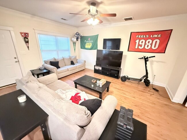 Photo - Cute 4 Bedroom Near Downtown for Pre-Lease House