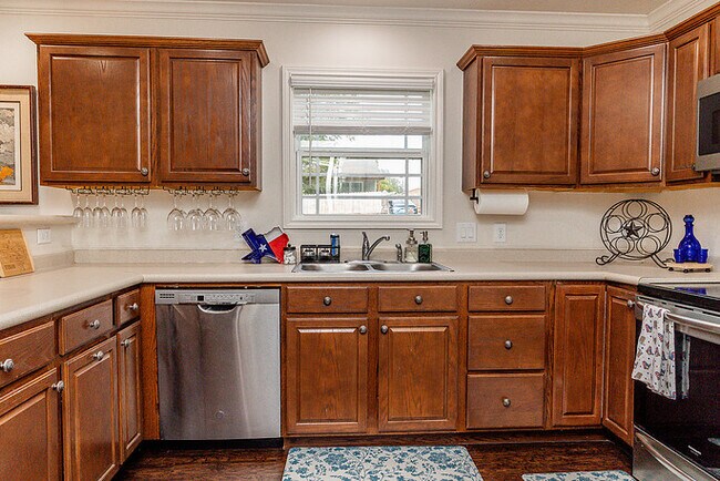 Cocina completa con lavavajillas y horno de inducción. - 1004 Pecan St