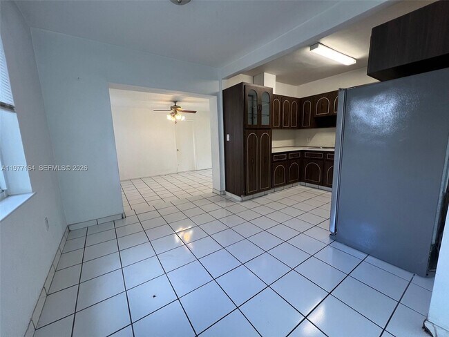 Building Photo - 425 SW 64th Ct