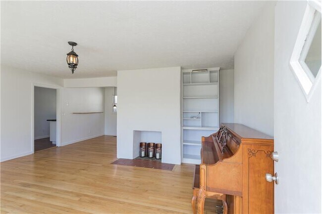 Building Photo - 812 Rosebank Ave