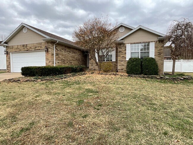 Foto del edificio - Beautiful Executive 3bd/2bath home in Joplin with fenced in yard / 2 car garage  and sunroom!!