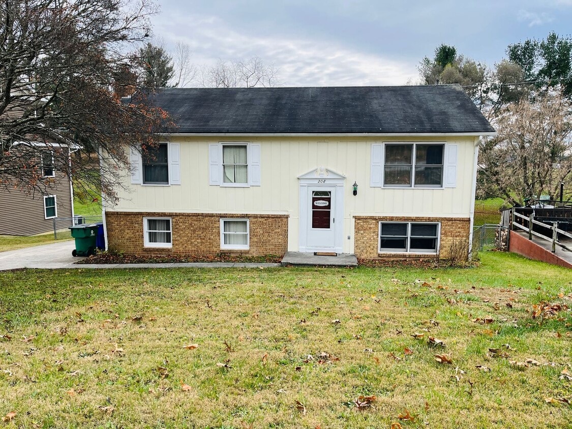 Foto principal - 4 Bedroom, 2 Bath House