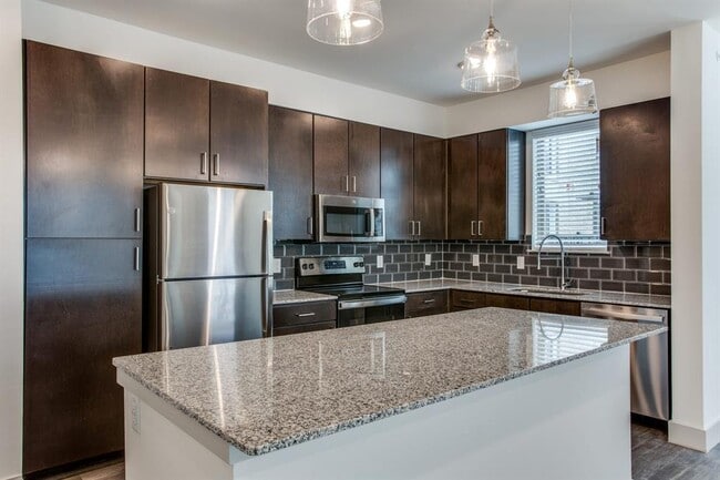 Building Photo - 950 Town Lake Dr