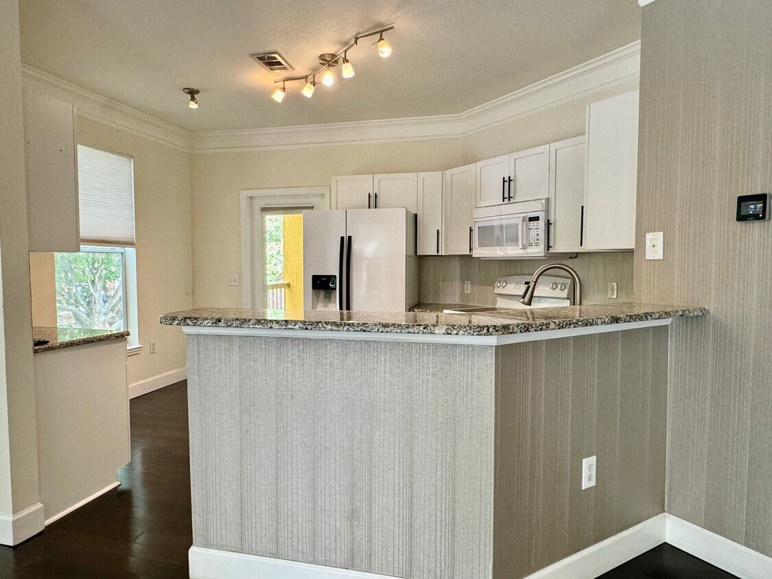 Foto principal - Stunning 2/2 Condo For Rent in Mirabella -...