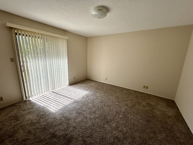 Building Photo - 604-650 Cumberland Dr