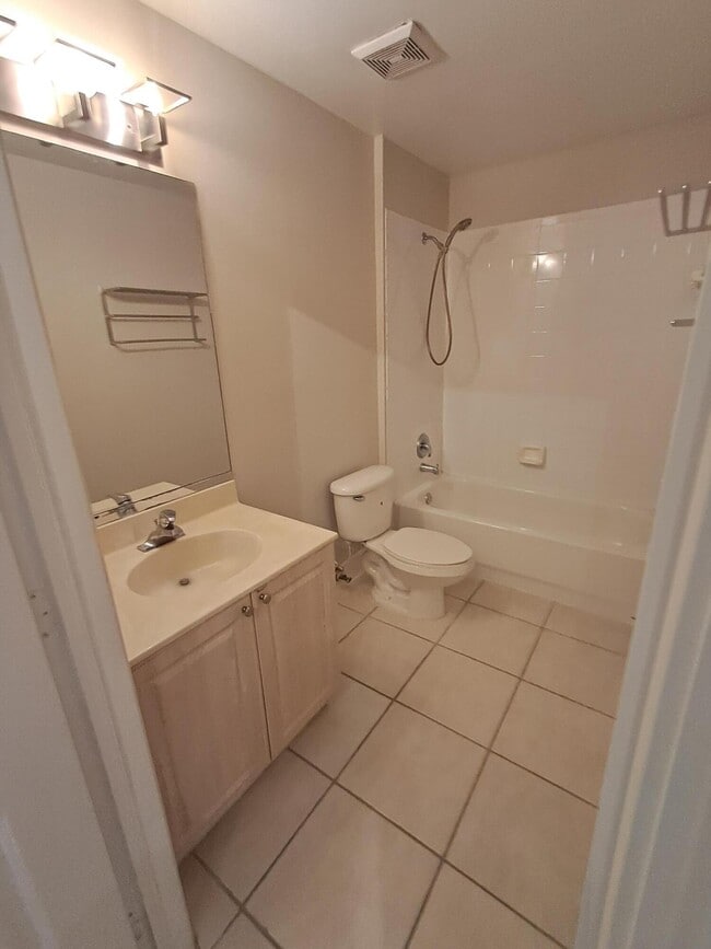 Building Photo - 2100 Greenview Shores Blvd