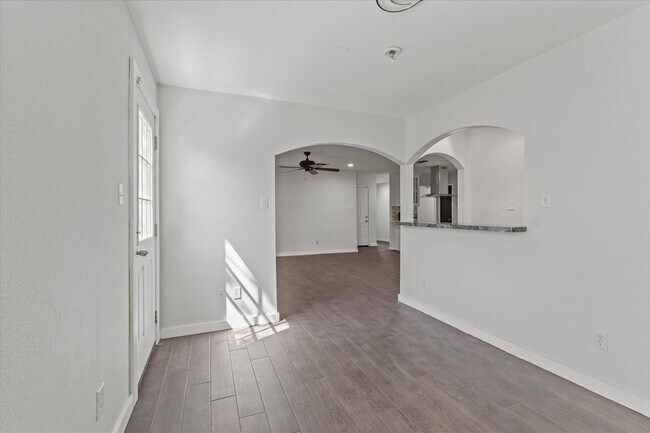 Building Photo - 521 Cole Ave